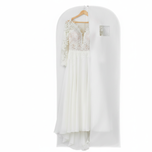 Protege tu ropa elegante con nuestros portavestidos de cambrela premium, diseñados para mantener tus prendas impecables durante viajes, almacenamiento o mudanzas. Nuestras fundas para ropa están fabricadas en cambrela ecológica de alta resistencia, un material duradero, impermeable y fácil de limpiar que garantiza protección total contra polvo, humedad y arrugas.